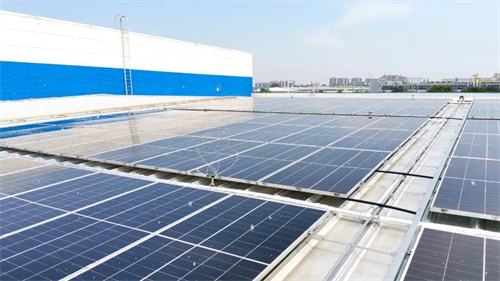 光伏清洗的AI黑科技：水花旋轉 電量滿(mǎn)滿(mǎn)！